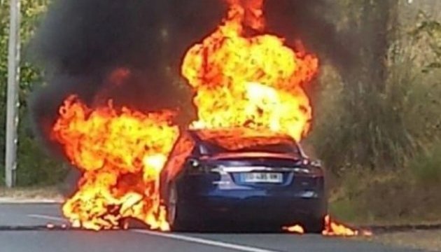 Автівка Tesla під час тест-драйву спалахнула і згоріла дотла
