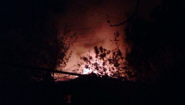 Video: Zwei Wohnhäuser in Marjinka bei Beschuss abgebrannt