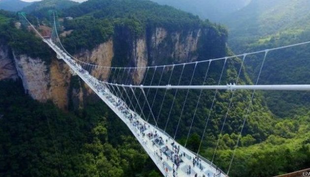 В Китае открыли самый длинный стеклянный мост между скалами