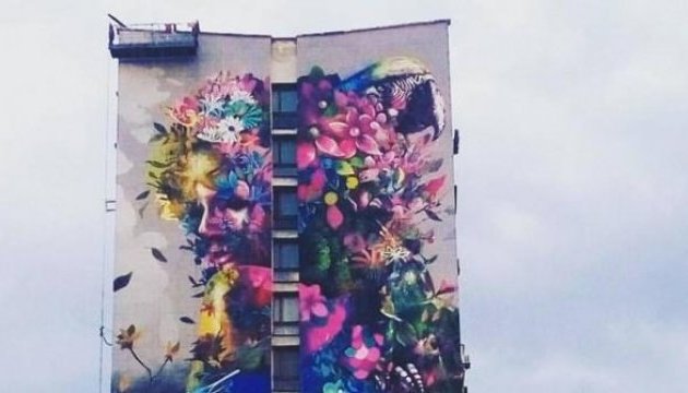 Художник із Маямі намалював квітучий мурал у Києві