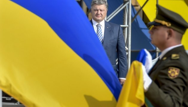 Президент у Києві урочисто підняв Державний прапор