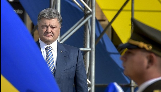 Präsident hisst feierlich die Nationalflagge in Kiew 