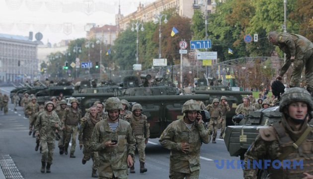 Техніку, що брала участь у параді, відправили до війська - Порошенко