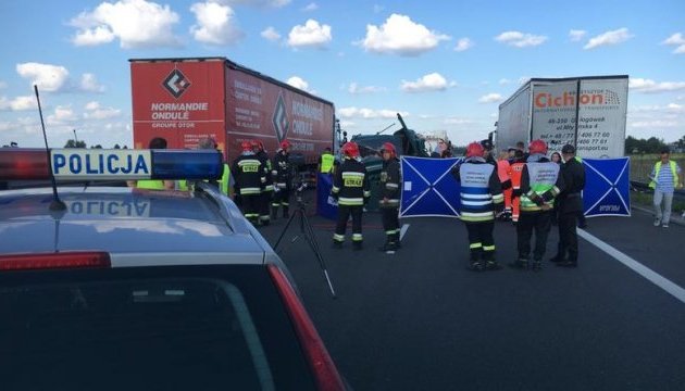 Український автобус  зіткнувся з вантажівкою у Польщі. Є загиблі