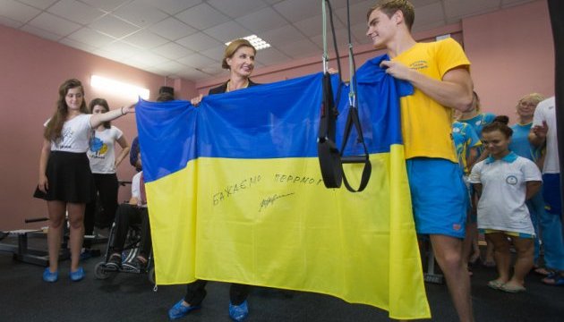 Марина Порошенко подарувала плавцям прапор на Паралімпіаду