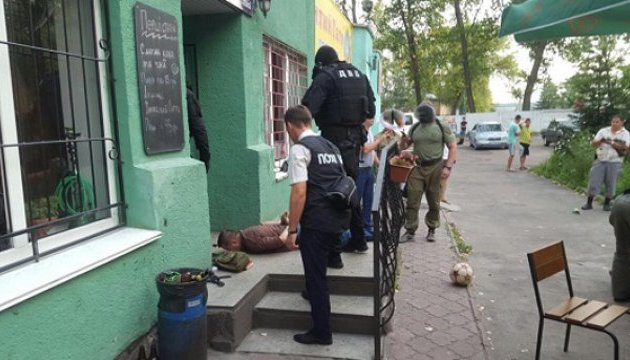 Житомирського поліцейського затримали на хабарі у 15 тис. доларів