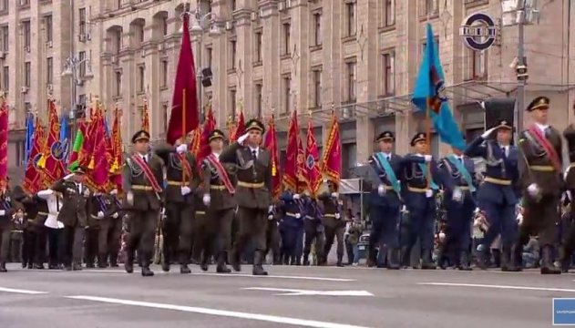 El equipo militar pasa por la calle central de la capital 