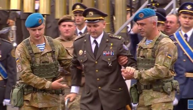 Порошенко вручив на Майдані державні нагороди військовим