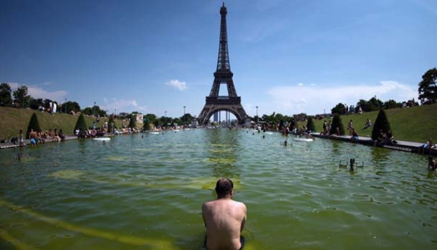 Помаранчева тривога у Франції: через аномальну спеку плавиться асфальт