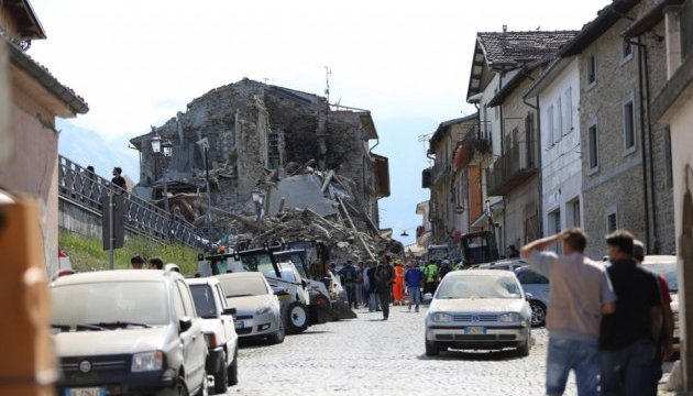 Італія відновить усі постраждалі від землетрусів споруди - Ренці