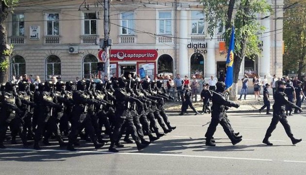 Українські військові готуються до параду в Кишиневі
