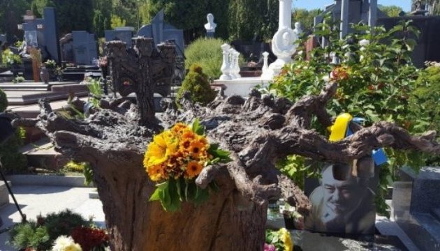 На могилі Богдана Ступки встановили пам'ятник