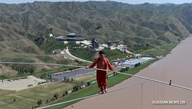 Китайський канатоходець встановив рекорд над Хуанхе
