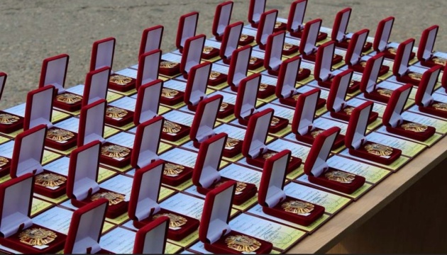 Глава держави нагородив 242 захисників України, вісьмох - посмертно
