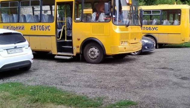 Школи Добропільського району на Донеччині отримали нові шкільні автобуси

