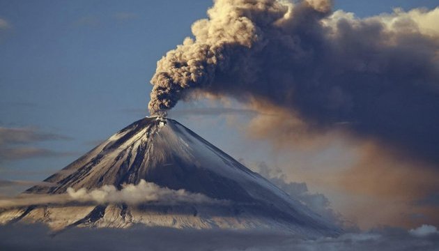 Вулкан Ключевський на Камчатці, викинув шестикілометровий стовп попелу