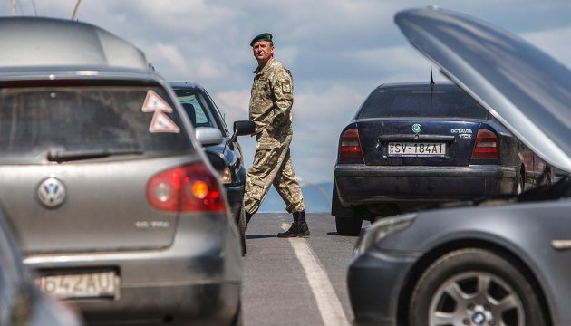 Some 455 cars piled up at Ukrainian-Polish border 