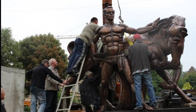 First monument to veterinary unveiled in Ukraine. Photos