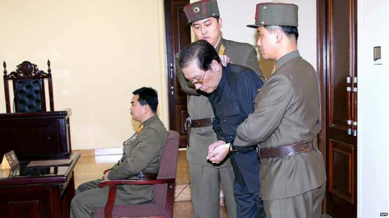На фото - Чан Сон Тхек - дядько лідера КНДР Кім Чен Ина, якого ведуть на страту