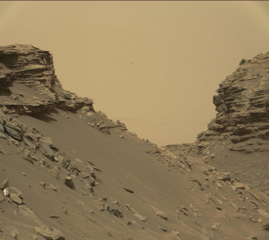 Скалы с обнажениями слоистой породы в «Останцах Мюррея». 8 сентября 2016 года, 1454-й марсианский день работы Curiosity Фото: MSSS / JPL-Caltech / NASA