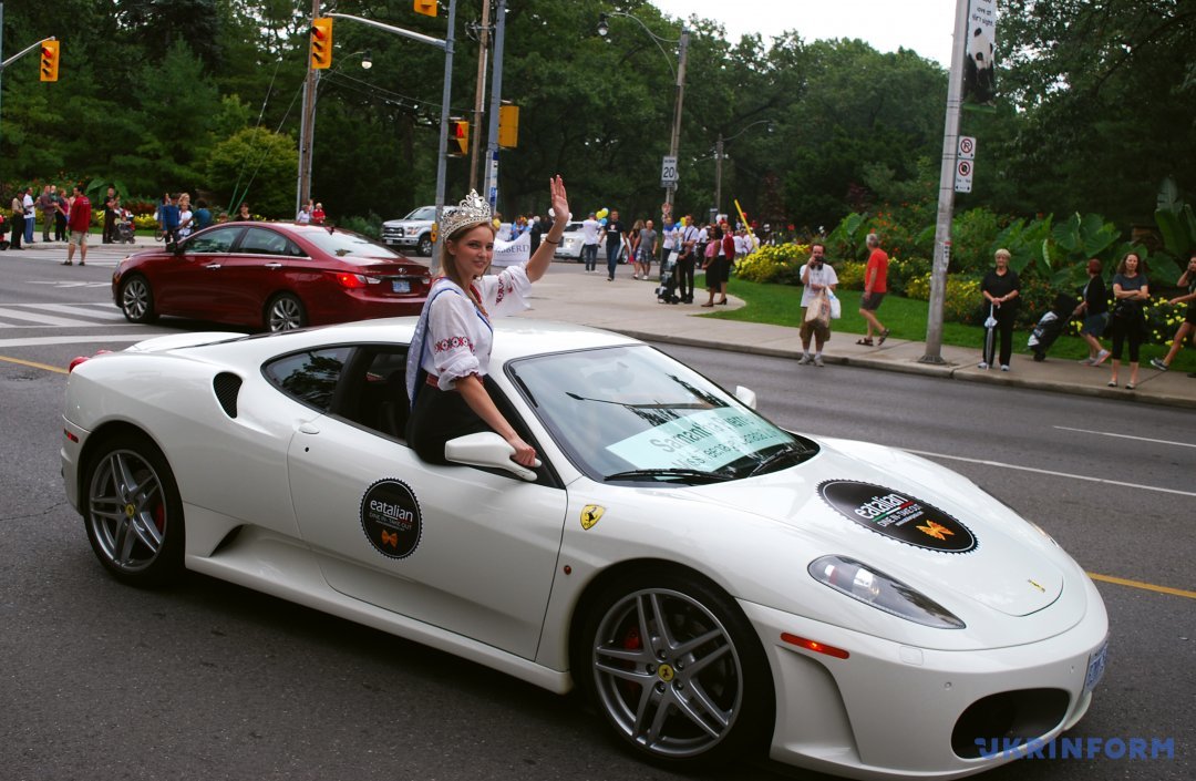 Міс Тінейджер Канада-2016 Саманта П'єр проїжджає на елітному суперкарі вулицею міста 