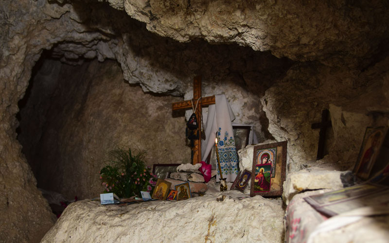 Символічний молитовний вівтар у печері Свято-Троїцького монастиря, смт Сатанів, Хмельницька область, 16 вересня 2016 року. 