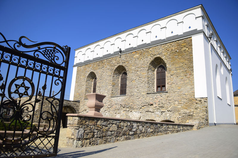 Будівля місцевої синагоги, смт Сатанів, Хмельницька область, 16 вересня 2016 року. 