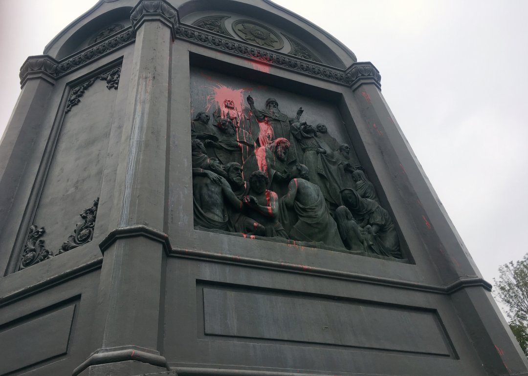 На фото: частина пам'ятника Володимиру, яка постраждала від рук вандалів
