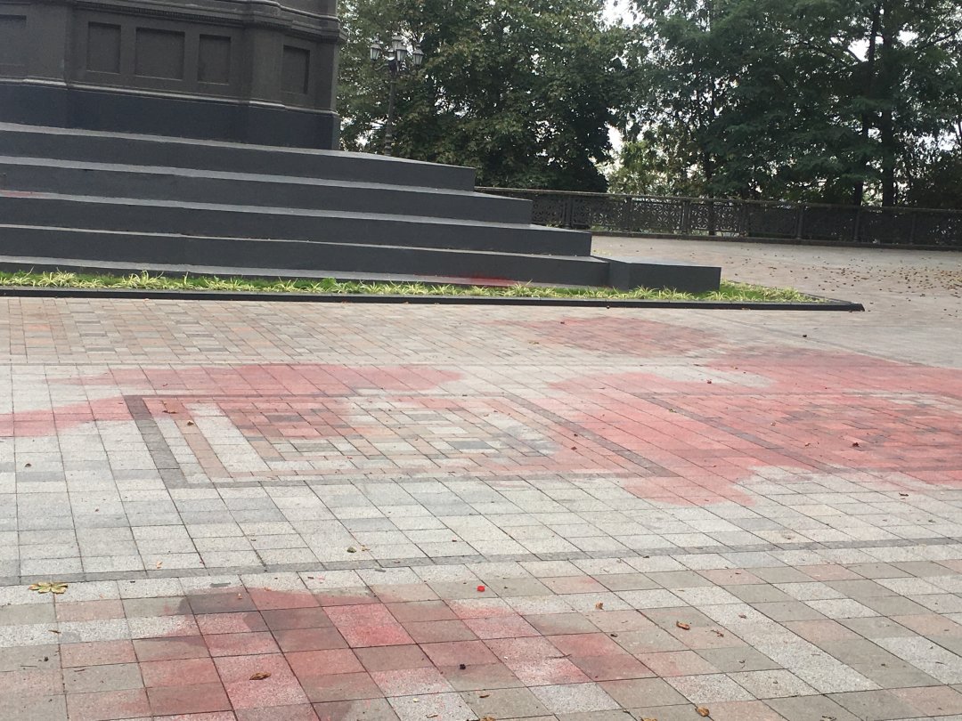 На фото: сліди від фарби позаду пам'ятника Володимиру