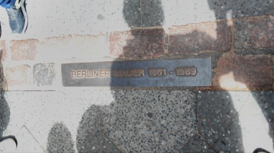 Символ берлинской стены на асфальте