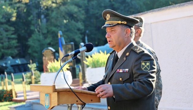 Полторак подякував випускникам-офіцерам за захист східних кордонів 