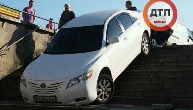 На Борщаговке водитель Toyota Camry провел экстрим-драйв На Борщаговке водитель Toyota Camry провел экстрим-драйв