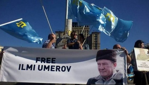 У Києві проходить акція на підтримку Умерова