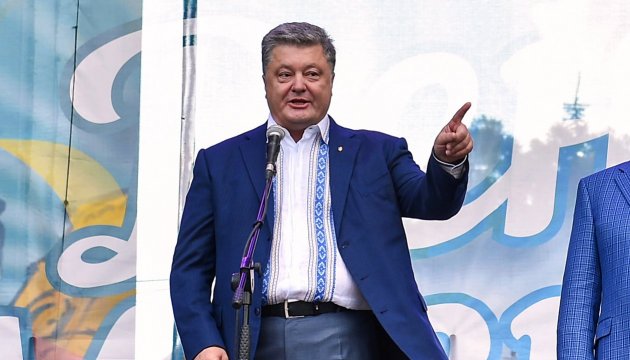 Poroshenko felicitó a los maestros de Ucrania con motivo de su fiesta profesional
