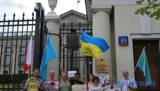 У Варшаві пікетували посольство Росії на підтримку Умерова