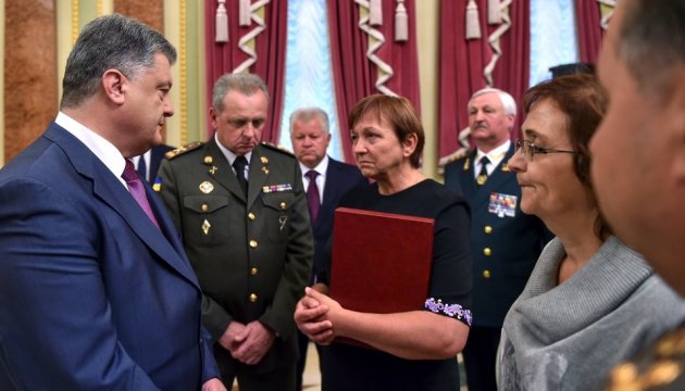 Poroshenko otorga órdenes de  la Estrella de Oro a las madres de dos héroes de la ATO