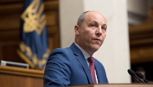 Parubiy firma dos leyes: Sobre la prohibición de la Cinta de San Jorge y el establecimiento de cuotas de lengua en la televisión