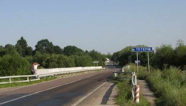 На Житомирщині перекрили три дороги: вимагають не закривати школу