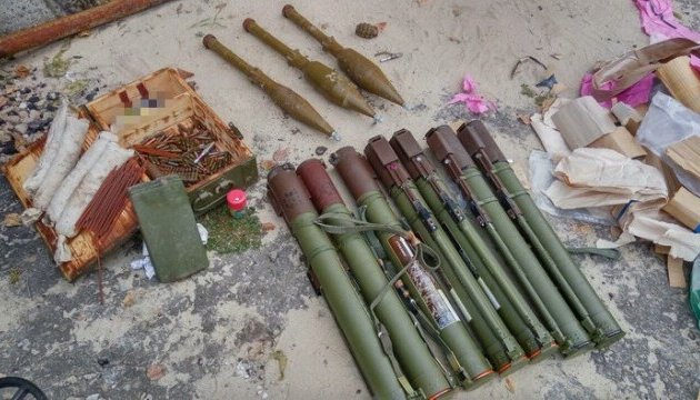 На Донбасі знайшли схрон зі зброєю і наркотиками