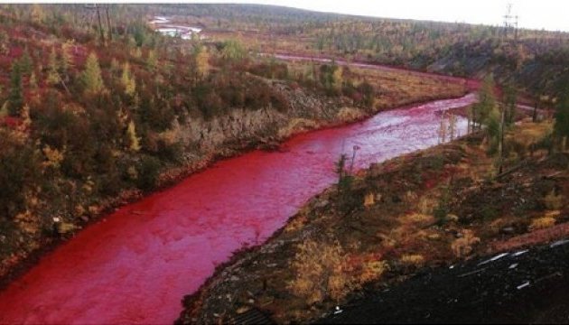 Річка в Норильську стала червоною