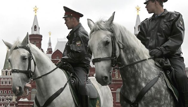 Кінна поліція Москви купує солярії для своїх коней
