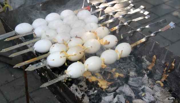 У Дніпрі на День міста смажили яйця на шампурах