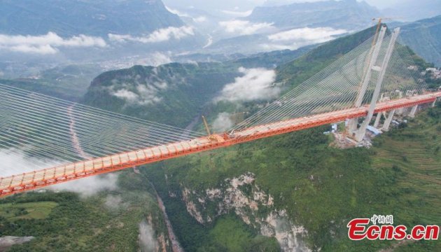 У Китаї побудували найвищий у світі підвісний міст