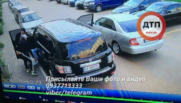 У Києві викрали подружжя просто з авто