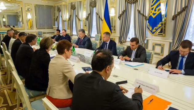 Poroshenko discutió con los embajadores de los países del G7 y la Unión Europea el bloqueo del Donbás y la presión sobre Moscú