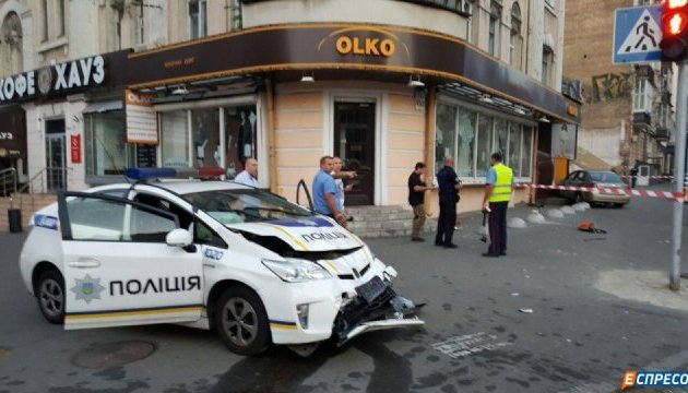 У центрі Києва поліцейський патруль врізався у таксі, є постраждалі 