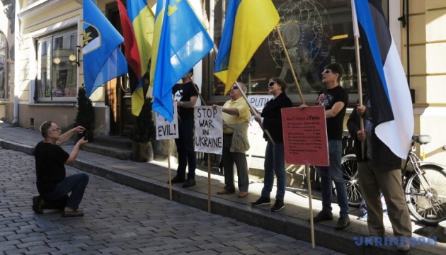 Russian embassy in Tallinn picketed in support of Ukrainian political prisoners. Photo, video