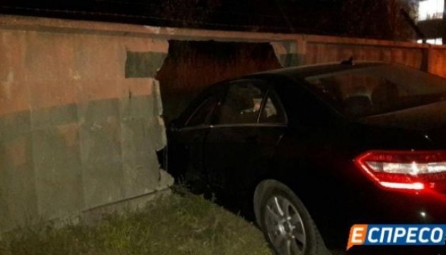 У Києві вночі Mercedes протаранив бетонну стіну