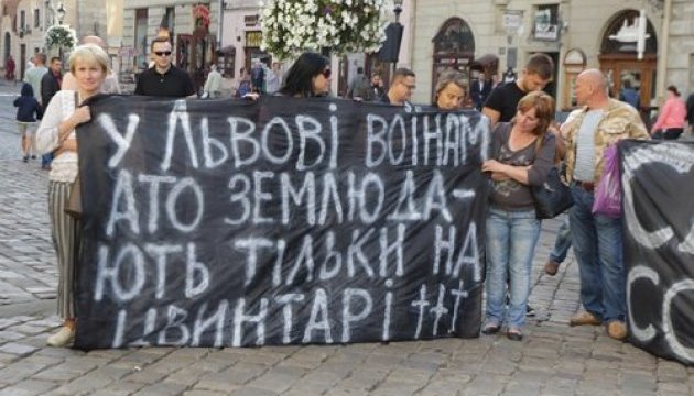 Львів'яни прийшли з протестом під Ратушу