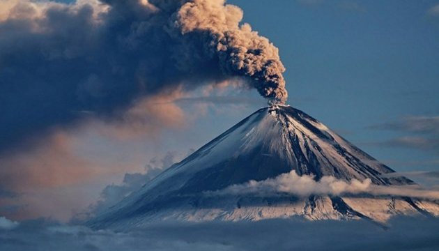 На Камчатці прокинувся вулкан: викинув попіл на 7 кілометрів